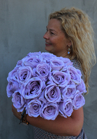 Anastazja, flowerbox / fioletowa kompozycja kwiatowa / bukiet z róż, wys.30cm