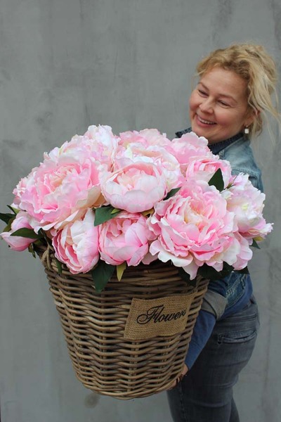 ekskluzywny kosz pełen peonii Lady Pink, wys.50cm