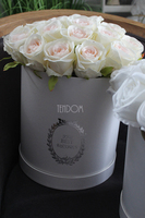 kompozycja kwiatowa / bukiet Flowerbox biel & róż Poezja, wys.34cm