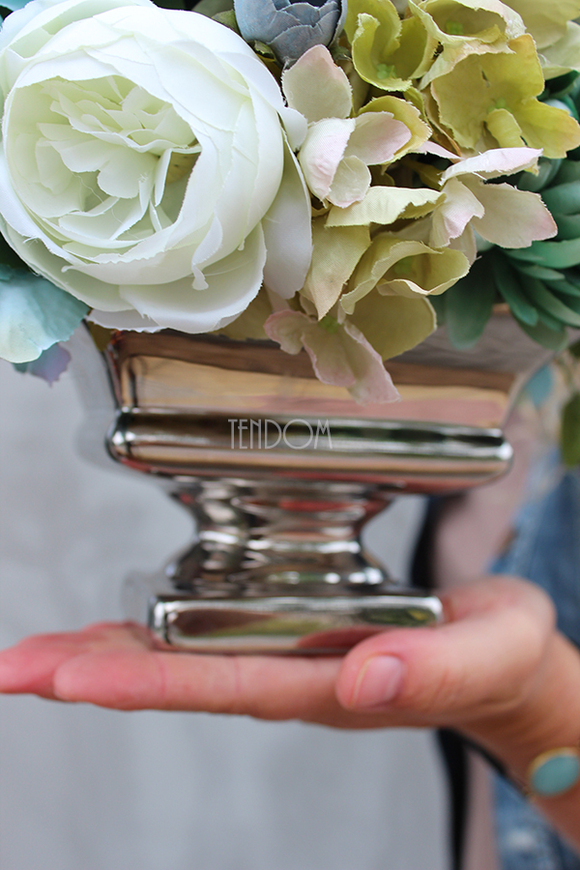 Landrassa kompozycja kwiatowa w srebrnym pucharze / bukiet wys.26cm