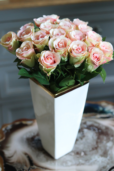 bukiet 10 szt. jasnoróżowo-kremowych róż w wazonie, wys.35cm