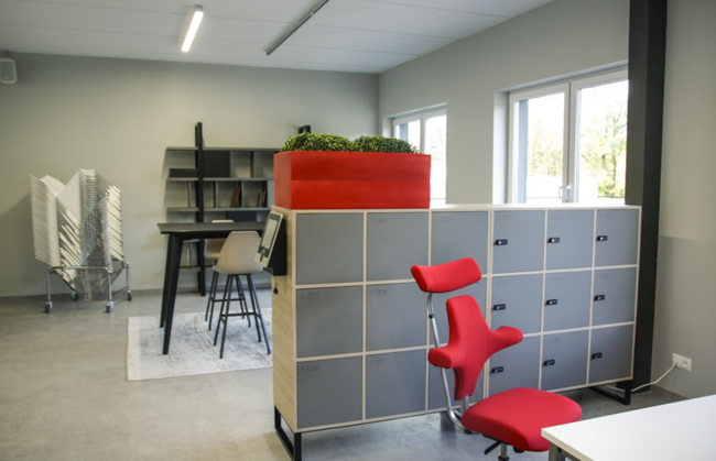 Nyx, nowoczesna czerwona donica, wysoka z półką, wys.70x70x25cm