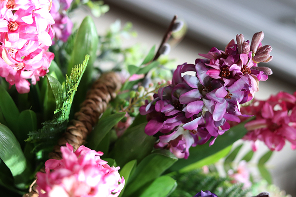 dekoracyjny kosz z hiacyntami, Teressa, wys.46cm