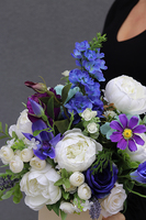 kompozycja kwiatowa w niebieskiej tonacji Tassano, wys.45cm 