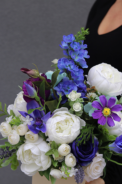 kompozycja kwiatowa w niebieskiej tonacji Tassano, wys.45cm 