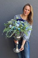 kompozycja kwiatowa Manfredo Blue w Pucharze, wys.64cm