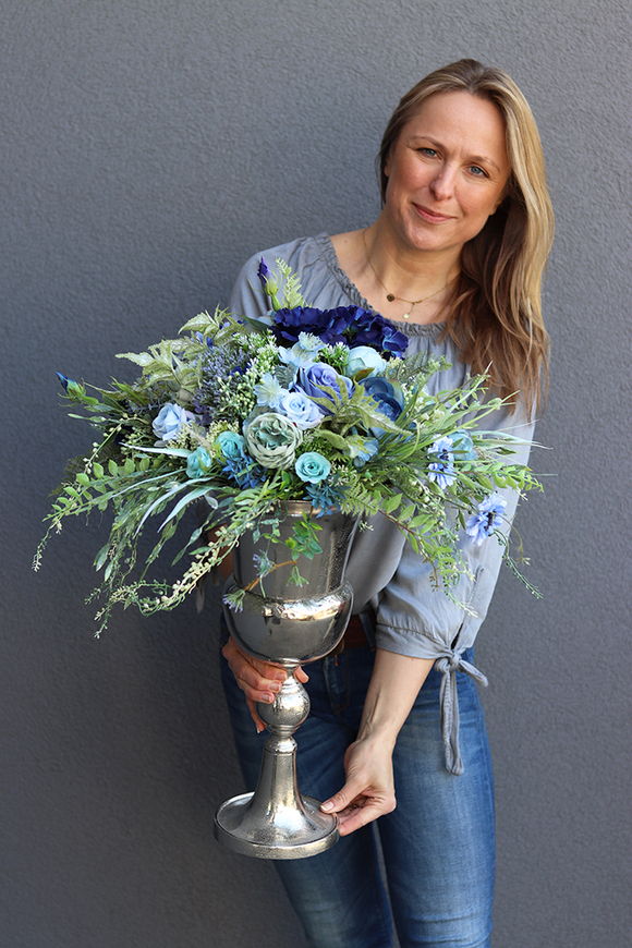 kompozycja kwiatowa Manfredo Blue w Pucharze, wys.64cm