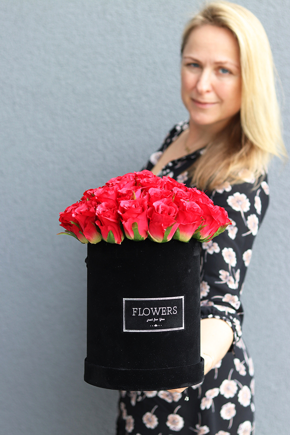 Red Roses Velvet, kompozycja kwiatowa, flowerbox, wys.26cm