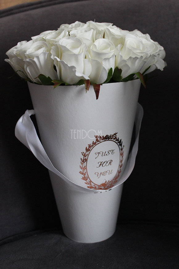 kompozycja kwiatowa / bukiet Flowerbox biel wys.26cm