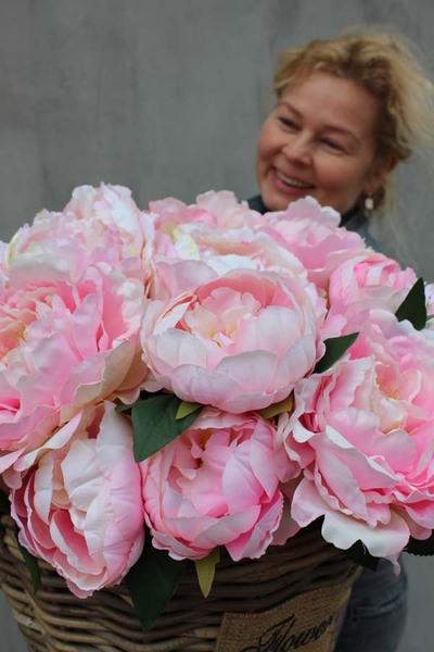 ekskluzywny kosz pełen peonii Lady Pink, wys.50cm