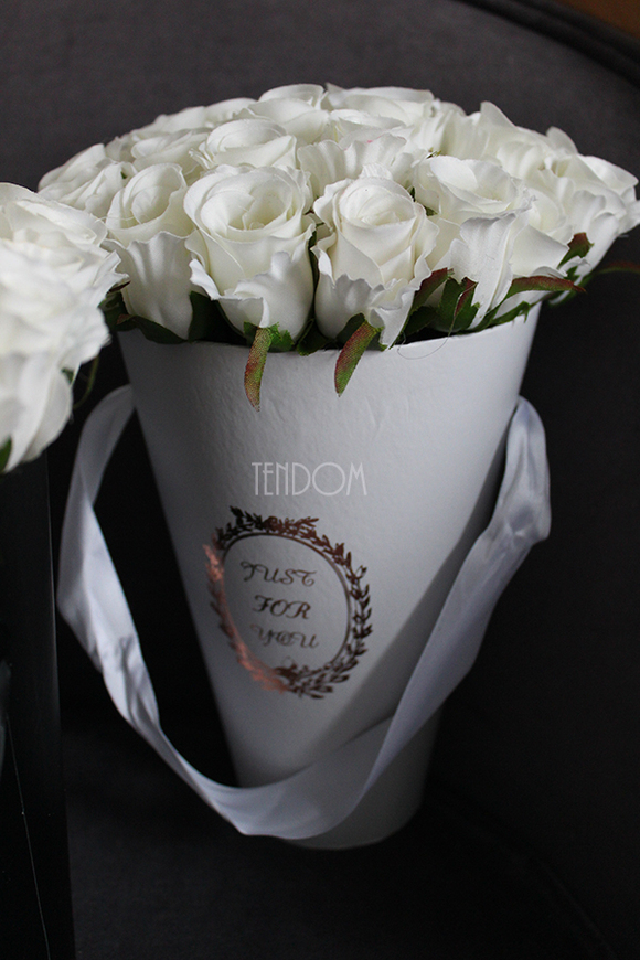 kompozycja kwiatowa / bukiet Flowerbox biel wys.26cm