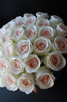 kompozycja kwiatowa / bukiet Flowerbox biel & róż Poezja, wys.34cm