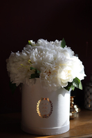 duży biały flowerbox z peoniami, Blanco Panna, wys.42cm