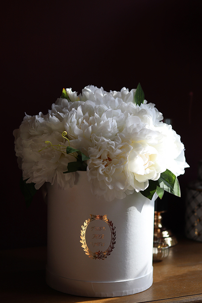 duży biały flowerbox z peoniami, Blanco Panna, wys.42cm