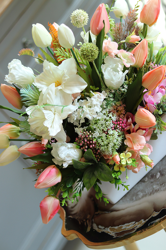 Bellana Mistre, bogata kompozycja kwiatowa w biało - srebrnej donicy, wys.38cm