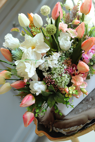 Bellana Mistre, bogata kompozycja kwiatowa w biało - srebrnej donicy, wys.38cm