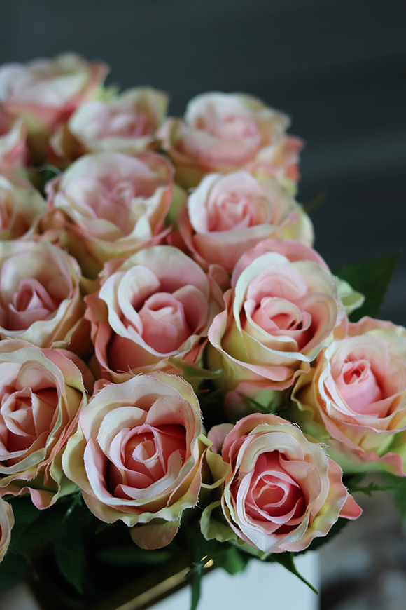 bukiet 10 szt. jasnoróżowo-kremowych róż w wazonie, wys.35cm