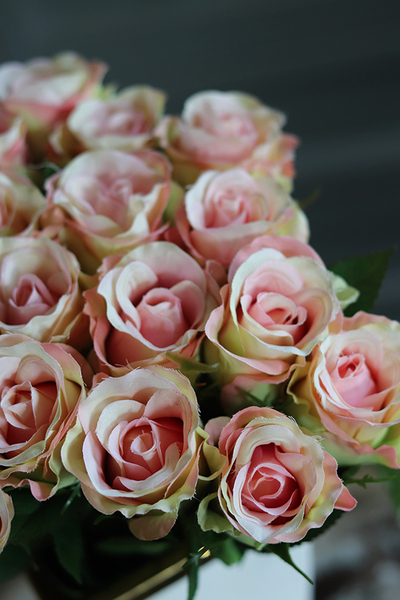 bukiet 10 szt. jasnoróżowo-kremowych róż w wazonie, wys.35cm