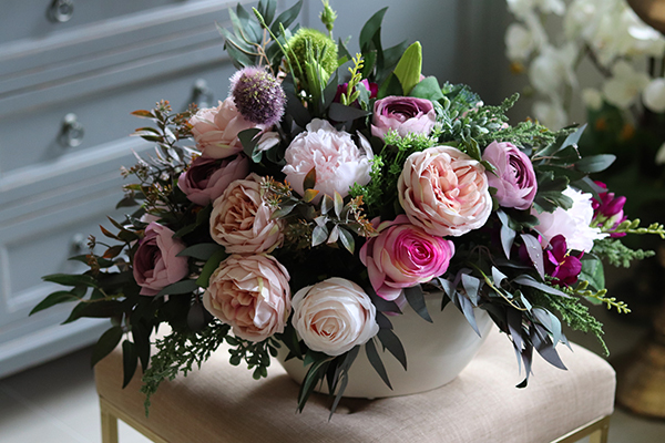 bogata kompozycja kwiatowa z liliami, Jella, wym.40x60x40cm