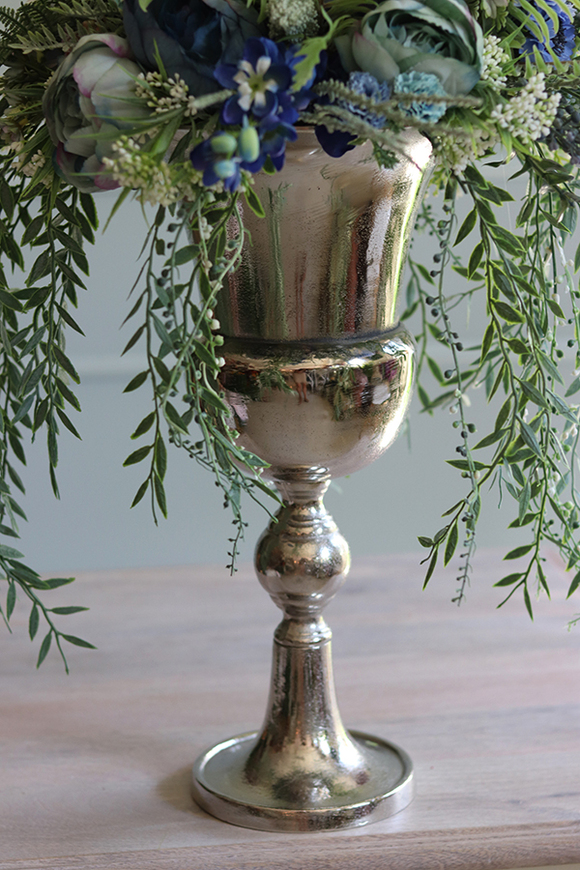 kompozycja kwiatowa Manfredo Blue w Pucharze, wys.64cm