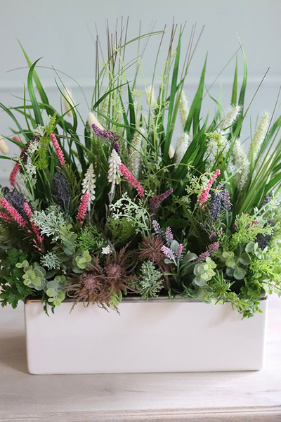 kompozycja z trawami w białej donicy, Refani, wys.45cm