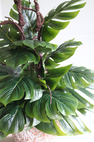 drzewko sztuczne w bogato zdobionej osłonce, Monstera Clayfibre Glamour, wys.86cm
