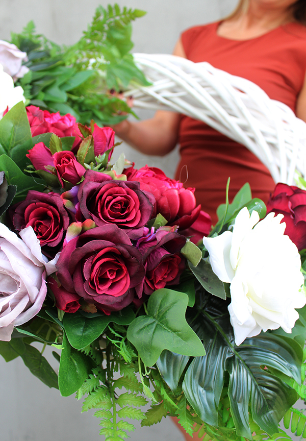 duża kwiatowa kompozycja, wieniec, Martha, rozpiętość 80cm