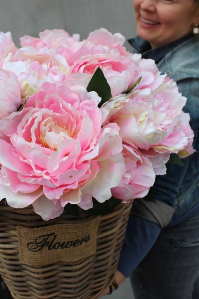 ekskluzywny kosz pełen peonii Lady Pink, wys.50cm