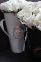 kompozycja kwiatowa / bukiet Flowerbox biel wys.26cm