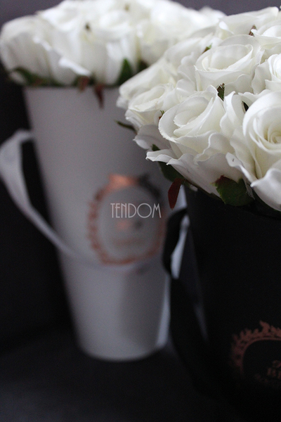 kompozycja kwiatowa / bukiet Flowerbox biel wys.26cm