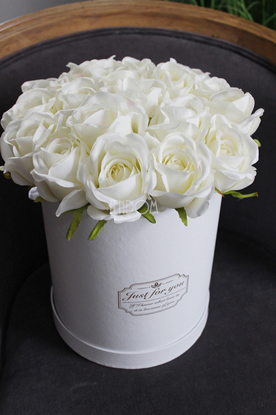 kompozycja kwiatowa / bukiet Flowerbox Roses Biel, wys.35cm