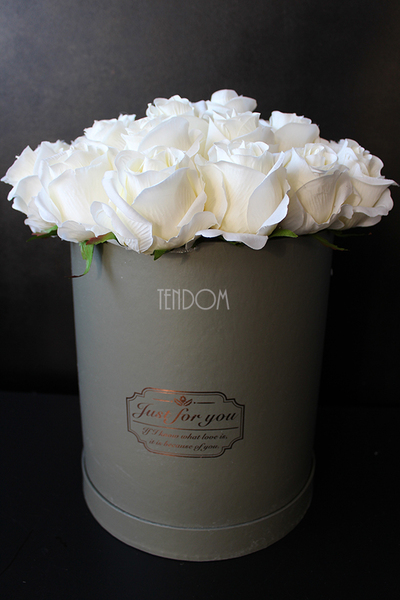 kompozycja kwiatowa / bukiet Flowerbox Roses Cream, wys.34cm
