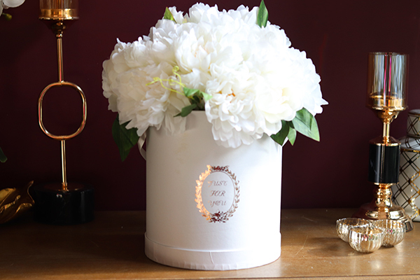 duży biały flowerbox z peoniami, Blanco Panna, wys.42cm