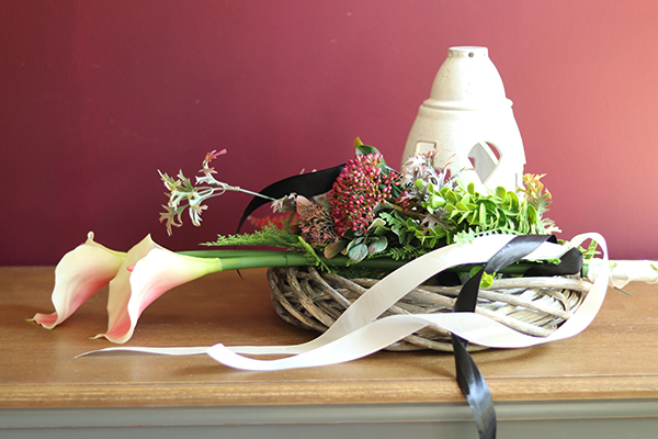 dekoracja nagrobna Kalla z ceramicznym zniczem / lampionem, dł.80cm, śr.28cm