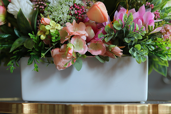 Bellana Mistre, bogata kompozycja kwiatowa w biało - srebrnej donicy, wys.38cm