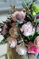 bogata kompozycja kwiatowa z liliami, Jella, wym.40x60x40cm