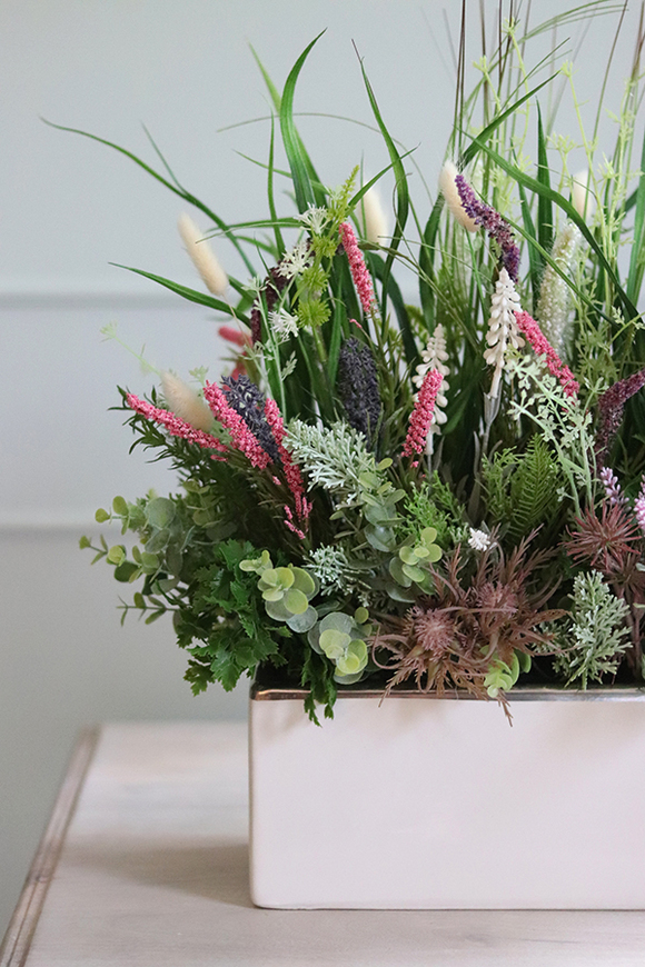 kompozycja z trawami w białej donicy, Refani, wys.45cm