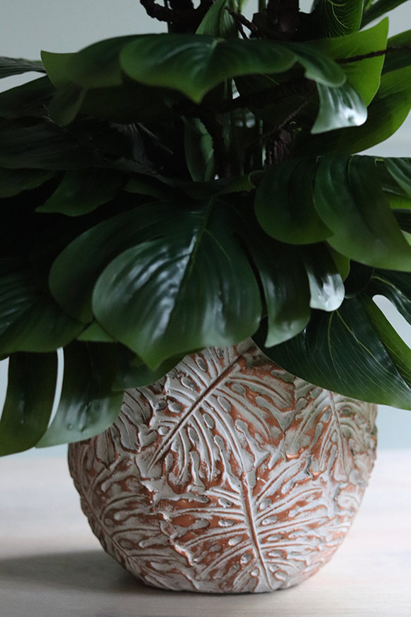 drzewko sztuczne w bogato zdobionej osłonce, Monstera Clayfibre Glamour, wys.86cm