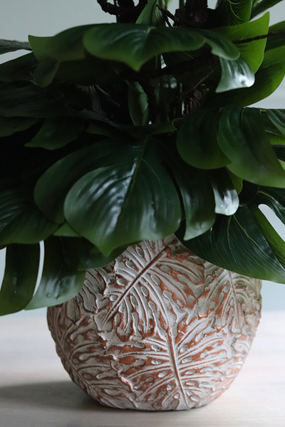 drzewko sztuczne w bogato zdobionej osłonce, Monstera Clayfibre Glamour, wys.86cm