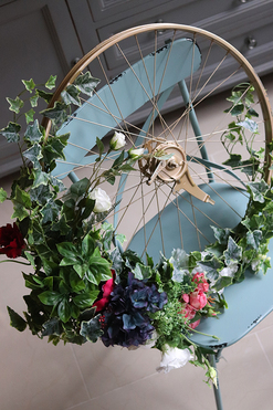 kwiatowa kompozycja na złotym kole, Martha Blue, śr.90cm, koło 56cm