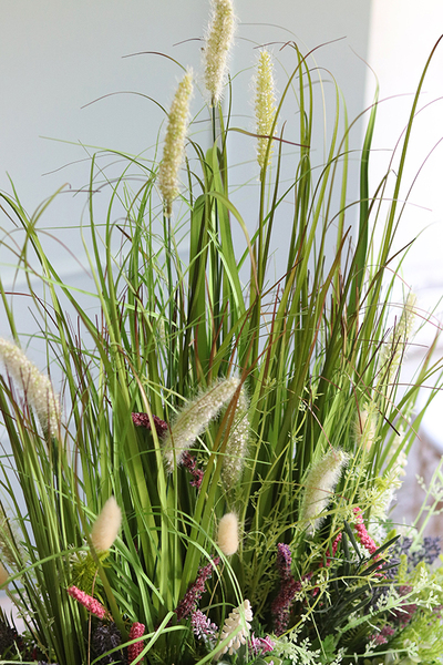 kompozycja z trawami w białej donicy, Felano, wys.76cm