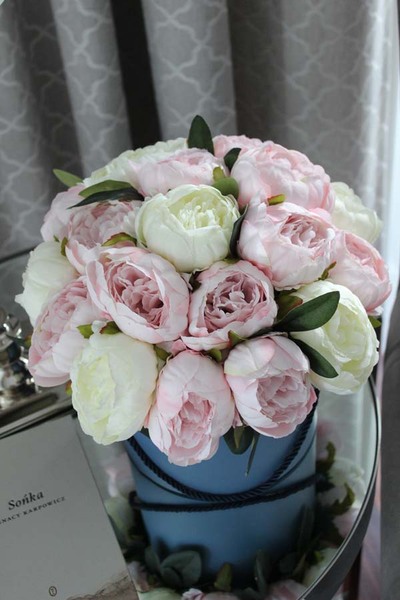 Berenika, efektowny flowerbox / kompozycja kwiatowa / bukiet, wys.29cm