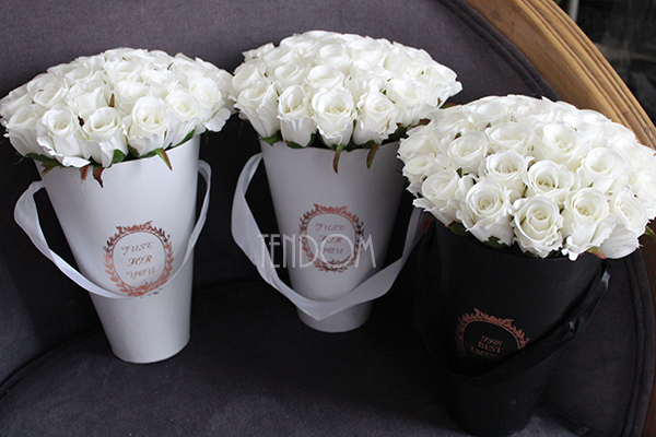 kompozycja kwiatowa / bukiet Flowerbox biel wys.26cm