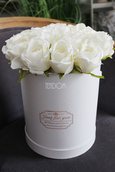 kompozycja kwiatowa / bukiet Flowerbox Roses Biel, wys.35cm