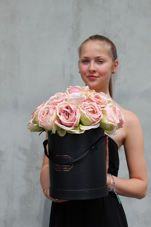 Benita, kompozycja kwiatowa / bukiet / Flowerbox, wys.38cm