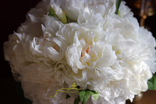 duży biały flowerbox z peoniami, Blanco Panna, wys.42cm