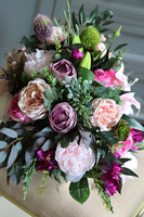 bogata kompozycja kwiatowa z liliami, Jella, wym.40x60x40cm