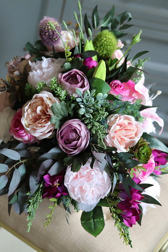 bogata kompozycja kwiatowa z liliami, Jella, wym.40x60x40cm