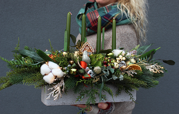 Orange Christmas, bożonarodzeniowy stroik ze świecami i lampkami led, wym.60x30x25cm