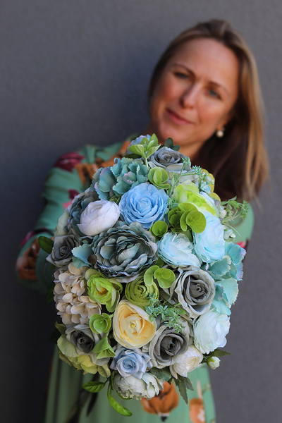 Pelotta, kompozycja kwiatowa w srebrnym pucharze / bukiet, wys.25cm